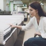 Kiểm tra bề mặt nệm trước khi mua