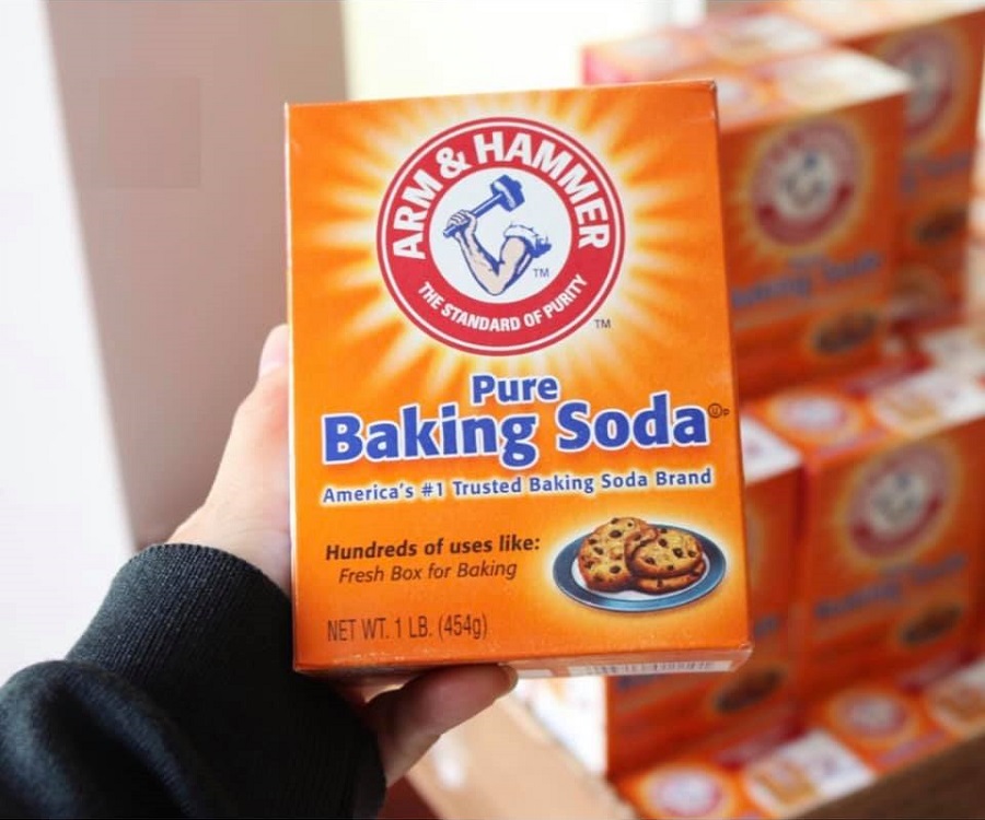 Bột baking soda được dùng làm sạch vết mốc trên nệm