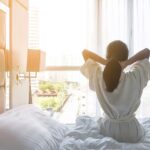 Vệ sinh phòng sạch sẽ kết hợp với mở cửa thông thoáng để phòng mát mẻ hơn